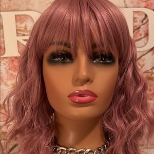 SOFT VIOLET PINK WAVY WIG WITH BANGS BEACHWAVES TEXTURED TRENDY MEDIUM LENGTH